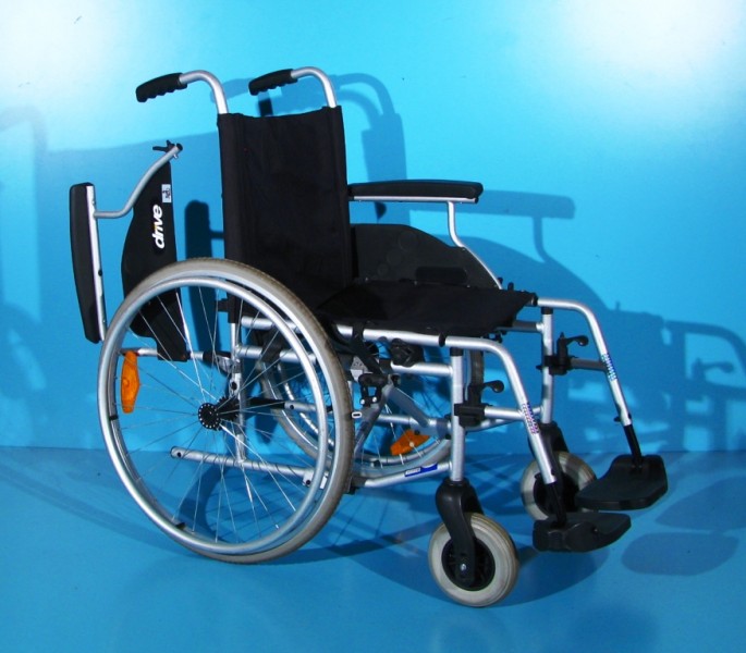 Scaun cu rotile  Drive - latime sezut 45 cm