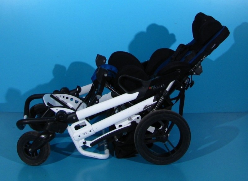 Carucior pentru copii cu dizabilitati