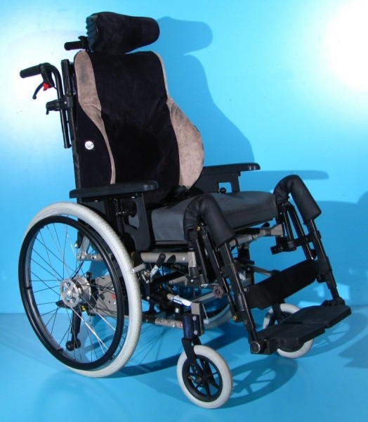 Scaun cu rotile  Netti / latime sezut 43 cm