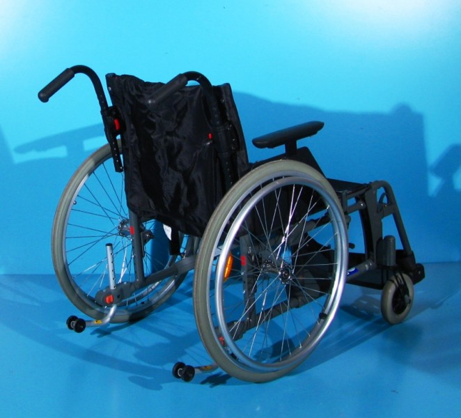 Scaun cu rotile - Etac   latime sezut 47 cm