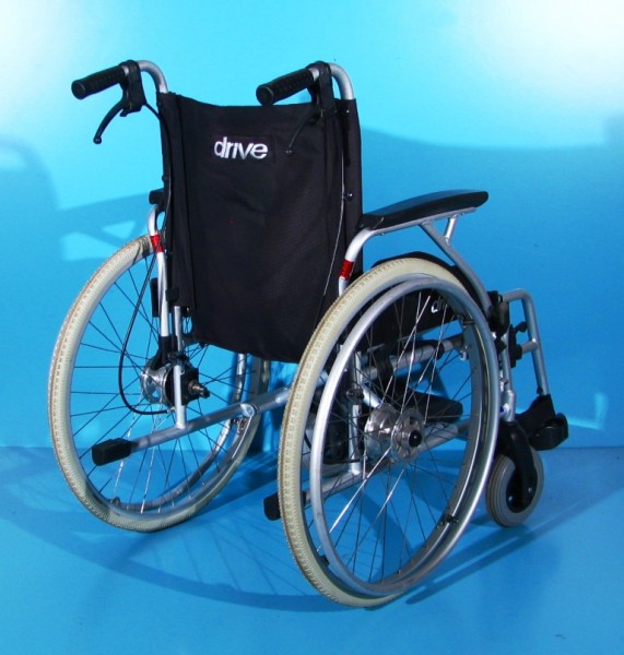 Scaun cu rotile Drive - latime sezut 45 cm